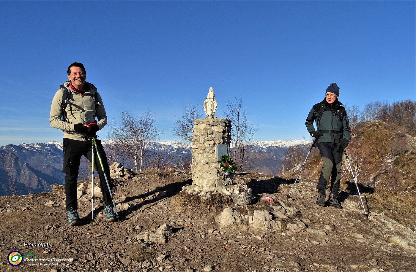 66 Alla Madonnina del Costone (1195 m) con vista verso le Orobie innevate.JPG